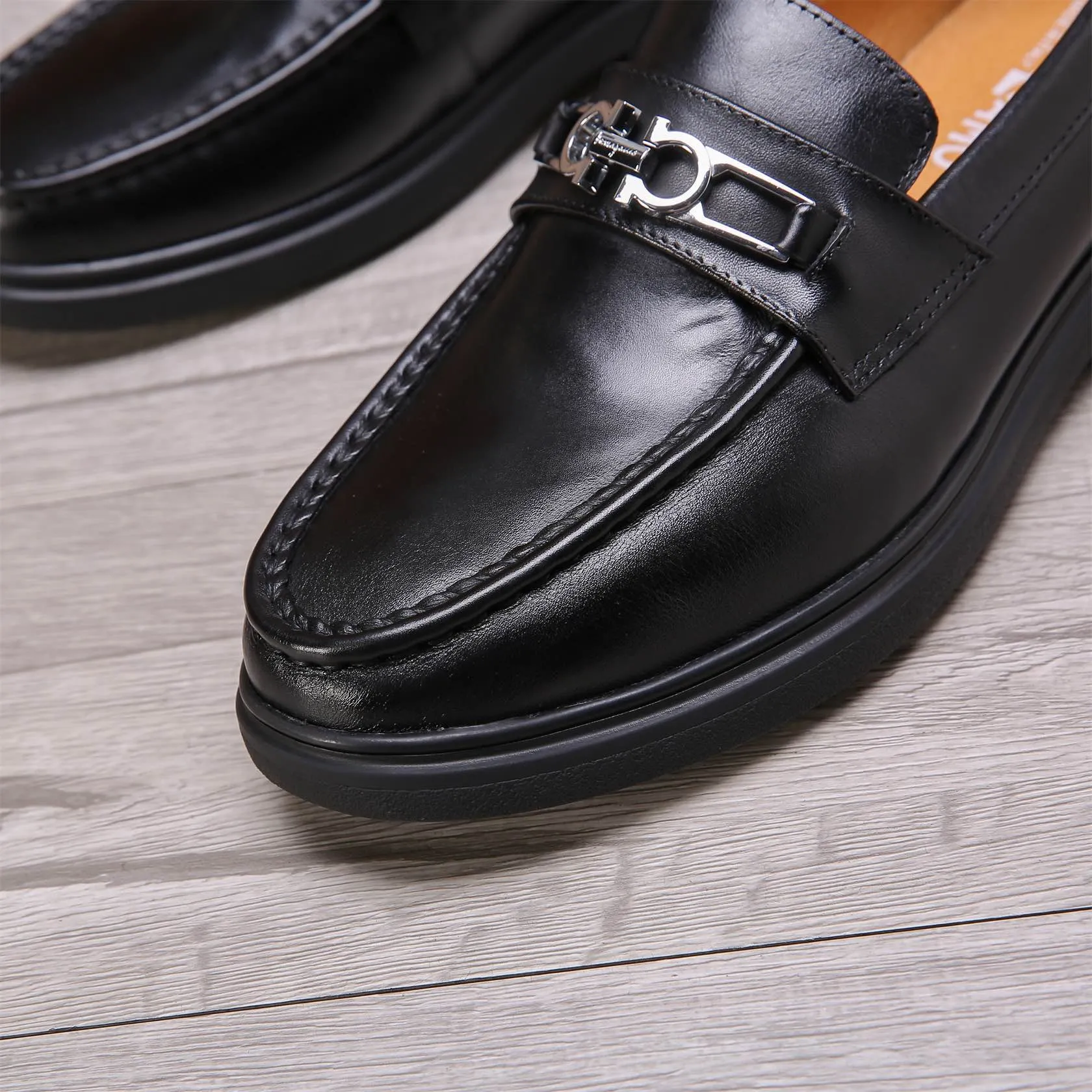 Men's shoes 💰460 🕷🕷🐂【Ferragamo】Ferragamo Popular fashionable casual shoes🇨🇳Official website counter 1:1 production, original mold opening💯Good quality visible, imported high-end first-layer waxed calfskin, water-dyed🐂leather lining🌿very clear texture, high-quality waterproof, non-slip and wear-resistant outsole🎋high quality and low price, truly handmade🍓Black optional! Code number 38-44 (45-46 customized)......